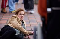 Nach uns der Rest der Welt – Das ist mehr als Provokation: Jonas hat Integrationshelferin Birgit Fleischmann (Henriette Schmidt) mit dem Rollstuhl zum Sturz gebracht.