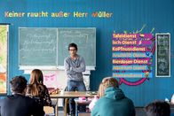 Fack Ju Göhte 2 – Um die Chancen auf Fördergelder zu erhöhen, will Direktorin Gerster einige Schüler auf Klassenfahrt ins Ausland schicken. Das kommt Zeki (Elyas M'Barek) außerordentlich gelegen, denn seine Freundin hat ausgerechnet das Plüschtier, indem Zeki einige Diamanten versteckt hielt, nach Thailand gespendet ...