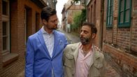 Rote Rosen – Mo (Yunus Cumartpay, r.) möchte unbedingt auf ein Firmenevent nach Florenz, zögert aber wegen Julius (Jan Stapelfeldt, l.). Julius würde gerne mitfahren, muss aber arbeiten...