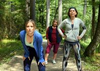 Frühling – Lilly Engel (Julia Beautx, l.) geht beim Joggen die Luft aus. Lissy Krug (Ruth Wohlschlegel, M.) und Heidrun Niedermayer (Catalina Navarro Kirner, r.) sind ebenfalls außer Puste.