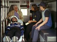 Diagnose: Mord – Mark (Dick Van Dyke, hinten l.), Steve (Barry Van Dyke, r.) und Amanda (Victoria Rowell, 2.v.r.) versorgen den Autorennfahrer Matt Thomas (Scott Layne), der bei einem mysteriösen Unfall verletzt wurde.