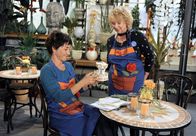 Rote Rosen – ARD ROTE ROSEN FOLGE 1847 Uhr im ERSTEN. Merle (Anja Franke, l.) ist berührt, als Erika (Madeleine Lierck Wien, r.) ihr die Spieluhr ihrer Mutter überreicht.