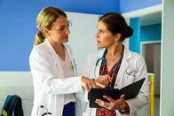 Bettys Diagnose – Dr. Sabrina Kranz (Katharina Dalichau, l.) und Dr. Nadira Abbas (Yasmina Djaballah, r.).