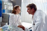 Der Bergdoktor – Dr. Martin Gruber (Hans Sigl, r.) möchte herausfinden, ob Annika Hochstätters (Lena Meyer, l.) Symptome eine psychische oder eine physische Ursache haben.