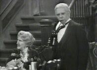 Dinner for One – Bietet ein weiteres Glas an: May Warden als Miss Sophie, Freddie Frinton als Butler James