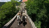 Die sieben Raben – Der König zieht mit seinem Heer in den Krieg