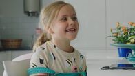 Stopp! – Klara (Paulina Pizarro Swartling) möchte, dass es bei Papas Arbeit nicht so langweilig ist.