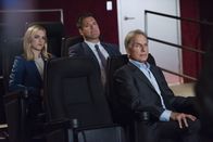Navy CIS – Das Team um Gibbs (Mark Harmon, r.), DiNozzo (Michael Weatherly, M.) und Bishop (Emily Wickersham, l.) unterstützt einen DEA Agenten aus San Diego, der einem gefährlichen Drogendealer auf den Fersen ist ...