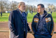 Der Alte – Hauptkommissar Richard Voss (Jan-Gregor Kremp, l.) erhofft sich von dem Trainer Dieter Heuring (Gerhard Wittmann, r.) Näheres über den jungen Nachwuchsfußballer zu erfahren, der von einem Hochhausdach in den Tod gestürzt ist.