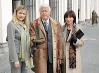 Glück auf vier Rädern – Friedrich (Peter Weck) kommt gerade mit seiner Gattin Anna (Heidelinde Weis, re.) und Tochter Carolin (Katharina Schubert) von seiner Abschiedsvorlesung.