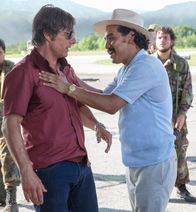 Barry Seal - Only in America – Barry Seal (Tom Cruise l.) und Jorge Ochoa (Alejandro Edda) Die Verwendung des sendungsbezogenen Materials ist nur mit dem Hinweis und Verlinkung auf RTL+ gestattet.