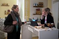 Rote Rosen – Katrin (Nicole Ernst, r.) erklärt Britta (Jelena Mitschke, l.) traurig, dass sie sich einen Neubeginn mit Florian unter diesen Umständen nicht vorstellen kann.