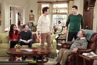 The McCarthys – (v.l.n.r.) Jackie McCarthy (Kelen Coleman); Ronny McCarthy (Tyler Ritter); Gerard McCarthy (Joey McIntyre); Sean McCarthy (Jimmy Dunn); Arthur McCarthy (Jack McGee)