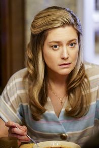 Young Sheldon – Nimmt einen Job als Sekretärin in der Kirche an: Mary (Zoe Perry) ...