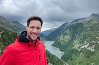 Was kostet... – Moderator Sven Kroll in Kärnten.