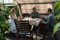 Die Bergretter – Die Vorfreude auf das Baby wird bei Anna (Hedi Honert, l.) und ihrer Mutter Karin (Lena Stolze, M.) durch Antons Arbeitsplatzverlust getrübt. Tilo (Enno Hesse, r.) versucht die Frauen aufzumuntern.