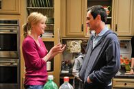 Modern Family – Mit Lukes Hilfe und in letzter Sekunde hat Claire (Julie Bowen) es tatsächlich geschafft, Phil (Ty Burrell) das gerade erst auf dem Markt erschienene iPad zum Geburtstag zu schenken.