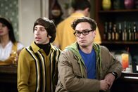The Big Bang Theory – Beobachten gespannt das Date zwischen Raj und Lalita: Leonard (Johnny Galecki, r.) und Howard (Simon Helberg, l.) ...