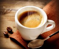 Quarks – Kaffee ist offiziell ein lebensnotwendiges Gut. Was wie ein Jux klingt, hat der Bundesrat 2019 so entschieden, als er über die Pflichtlagerhaltung von Kaffee debattierte. Kaffee leiste zwar keinen Beitrag zur Nahrungsenergieversorgung, sei aber "Motivator und Leistungsförderer".