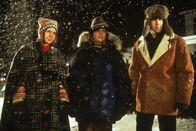 Schneesturm im Paradies – Im Paradies: Auf der Flucht vor der Polizei landen die Brüder Bill (Nicolas Cage, r.), Dave (Jon Lovitz, M.) und Alvin Firpo (Dana Carvey, l.) in dem netten Provinzstädtchen "Paradise" ...