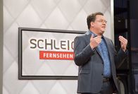 SchleichFernsehen – Helmut Schleich (im Bild) begrüßt heute folgende Gäste: Luise Kinseher, Sebastian Daller und Christiane Blumhoff. Begleitet vom Stimmungsbüro Kreitmeier.