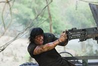 John Rambo – Ohne viele Worte erledigt er einen Feind nach dem anderen: Rambo (Sylvester Stallone) ...