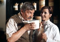 Das Traumpaar – Günther (Wolfgang Winkler) ist beeindruckt vom "duften" Sortiment der Apothekerin Anita (Susanne Uhlen).
