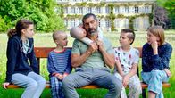 Sandstern – Oktay erwachsen (Erdal Yildiz, Mitte) mit Internatskindern.