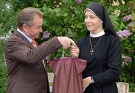 Um Himmels Willen – Wöller möchte, dass die Nonnen das Kleid für Frau Laban ändern. Hanna handelt (v.li.: Fritz Wepper, Janina Hartwig).
