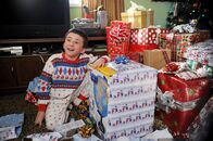The Middle – Frankie hatte geplant, ihren Kindern zu Weihnachten nur Kleinigkeiten zu schenken, doch am Weihnachtsmorgen wachen Brick (Atticus Shaffer), Sue und Axl mit einem Berg Geschenke auf ...