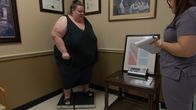 Mein Leben mit 300 kg – Kirsten gets weighed in at DrNows office.