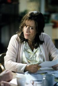 Malcolm mittendrin – Lois (Jane Kaczmarek) grübelt über dem Testament, was endlich aufgesetzt werden soll, und dabei kommen so manche schöne und weniger schöne Erinnerungen in ihr hoch.