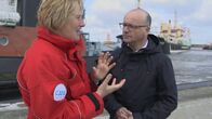 SMS - Schwanke meets Science – Karen Wiltshire, stellvertretende Direktorin des Alfred-Wegener-Instituts für Polar- und Meeresforschung (AWI) in Bremerhaven, erklärt Karsten Schwanke ihre Definition von Küste.