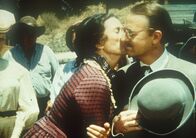 Unsere kleine Farm – Mrs. Oleson (Katherine MacGregor, M.) begrüßt überschwänglich ihren Cousin Sterling (John Hillerman, r.).
