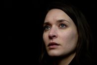 neoriginal: Hidden Agenda – Die junge Wirtschaftsanwältin Emily (Josefin Asplund) will die Drahtzieher der Entführung des schwerreichen Konzernerben Philip Schale finden. Doch sie stößt zunehmend auf Widerstand in ihrer Kanzlei.