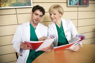 In aller Freundschaft – Niklas Ahrend (Roy Peter Link) als neuer Arzt in der Sachsenklinik mit Dr. Kathrin Globisch (Andrea Kathrin Loewig).