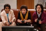 The Big Bang Theory – Rückblende: Leonard (Johnny Galecki, r.), Rajesh (Kunal Nayyar, l.) und Howard (Simon Helberg, M.) ...