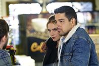 Navy CIS – Um den Kopf eines Drogenrings aufzudecken, mimen Bishop (Emily Wickersham, l.) und Torres (Wilmer Valderrama, r.) in ihrem Undercover-Einsatz ein kriminelles Pärchen, Doch dann begeht Torres einen folgenschweren Fehler ...