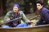 Gilmore Girls – Jess (Milo Ventimiglia, r.) soll zum Gilmore-Abendessen mitkommen, taucht aber viel zu spät und mit einem Veilchen dort auf. Er traut sich jedoch nur Luke (Scott Patterson, l.) zu erzählen, wie er das blaue Auge bekommen hat ...