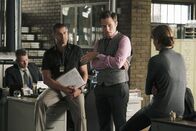 Castle – Javier Esposito (Jon Huertas, l.) und Kevin Ryan (Seamus Dever, M.) erklären Kate (Stana Katic, r.), warum Castle nicht mehr im Revier ist ...