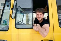 Reporter Spezial – Reporter Donat Hofer am Steuer seines gelben Busses