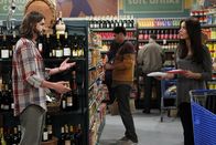 Two and a Half Men – Während Alan mal wieder in Geldnot ist, lernt Walden (Ashton Kutcher, l.) beim Einkaufen die hübsche Engländerin Zoey (Sophie Winkleman, r.) kennen und verabredet sich mit ihr ...