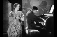 Das Phantom der Oper – Christine Daaé (Mary Philbin) verdankt dem "Phantom" (Lon Chaney) ihren Aufstieg zur gefeierten Sängerin. Im Gegenzug verlangt es jedoch ihre Liebe und Treue.