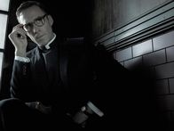 American Horror Story – (2. Staffel) - Von seinem Ziel, es bis an die Spitze der katholischen Kirche zu schaffen, ist Monsignor Timothy Howard (Joseph Fiennes) besessen. Geht er dafür über Leichen?; (2. Staffel) - Von seinem Ziel, es bis an die Spitze der katholischen Kirche zu schaffen, ist Monsignor Timothy Howard (Joseph Fiennes) besessen. Geht er dafür über Leichen?