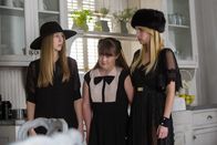 American Horror Story – Was Zoe (Taissa Farmiga, l.), Nan (Jamie Brewer, M.) und Madison (Emma Roberts, r.) sehen, als sie in die Akademie zurückkehren, verschlägt ihnen die Sprache ...