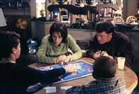 Malcolm mittendrin – Lois (Jane Kaczmarek, mi.) und Hal (Bryan Cranston, re.) entwickeln beim Spieleabend mit den Kindern etwas zu großen Ehrgeiz.