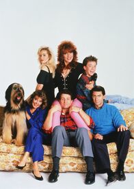 Eine schrecklich nette Familie – (3. Staffel) - Familie Bundy und ihre Nachbarn (von hinten l. nach vorne r.): Kelly (Christina Applegate), Peggy (Katey Sagal), Bud (David Faustino), Buck, Marcy (Amanda Bearse), Al (Ed O'Neill) und Steve (David Garrison)
