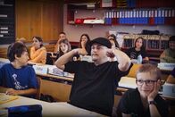 Mission: EAZ – Mission: EAZ Wenn ein Rapper Französischunterricht gibt Staffel 1 Folge 2 Back to school: Rapper EAZ muss sich als Lehrer versuchen. Copyright: SRF