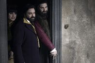 What We Do in the Shadows – (v.l.n.r.) Nadja (Natasia Demetriou); Laszlo (Matt Berry); Nandor (Kayvan Novak)