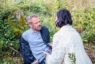 Sturm der Liebe – Erik (Sven Waasner, l., mit Krista Birkner, r.) hat Angst um sein Leben.